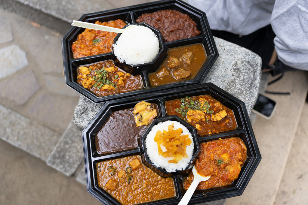 いろいろな種類を盛ったカレー