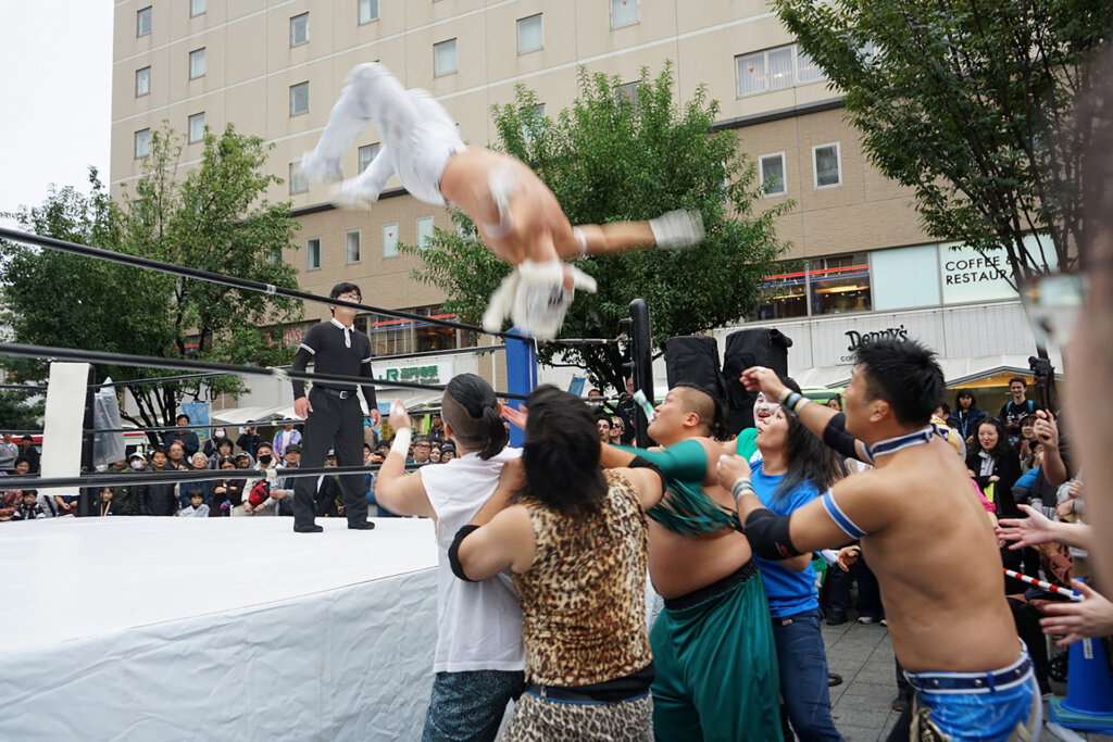 野外でプロレス大会