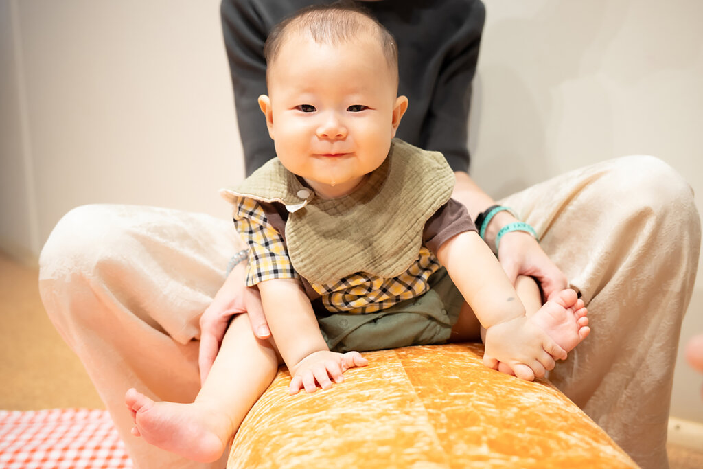 パンにまたがる幼児