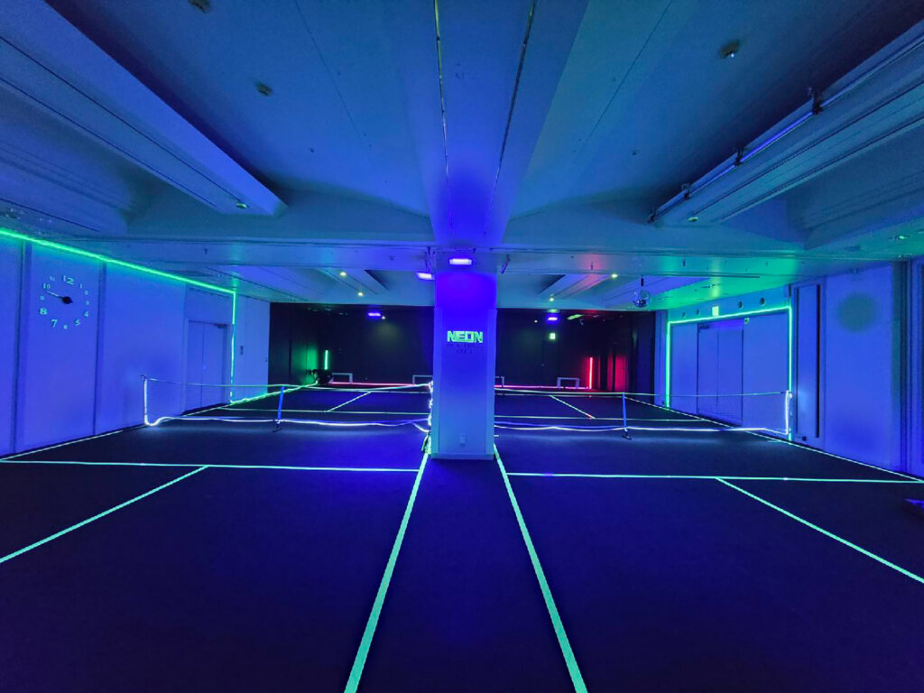 NEON PICKLEBALL CLUB（ネオンピックルボールクラブ）会場風景