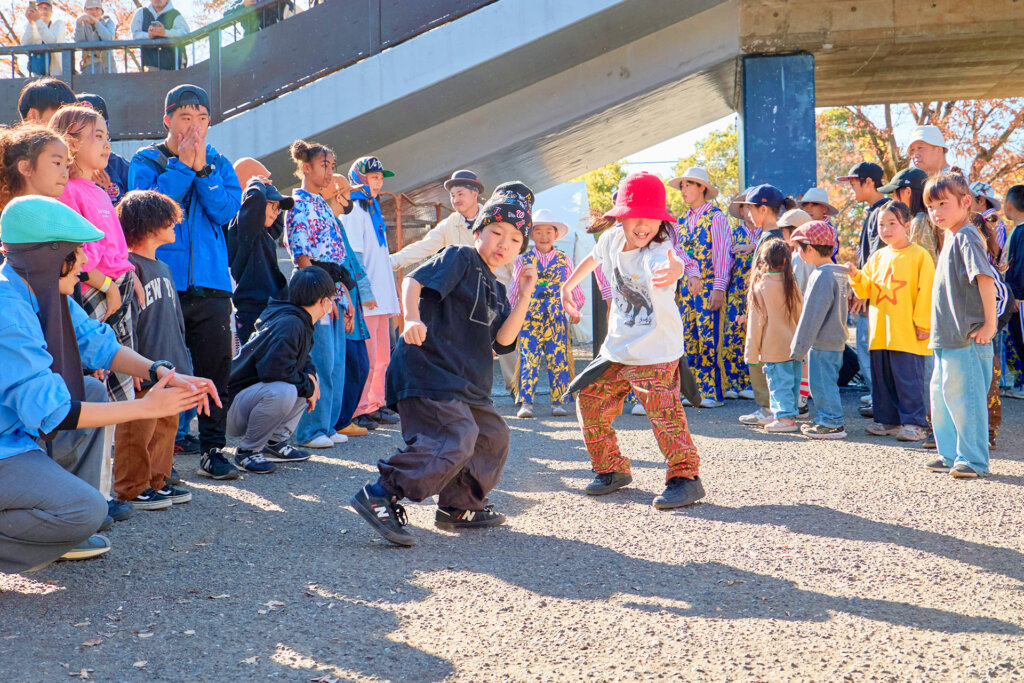 キッズダンスを楽しむ子ども