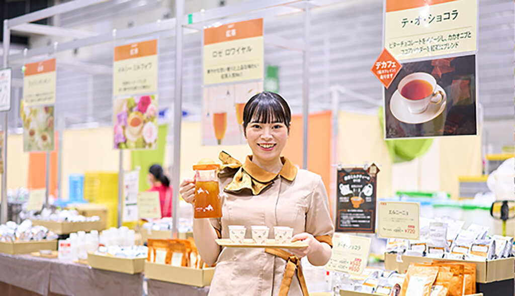 紅茶を持つ女
