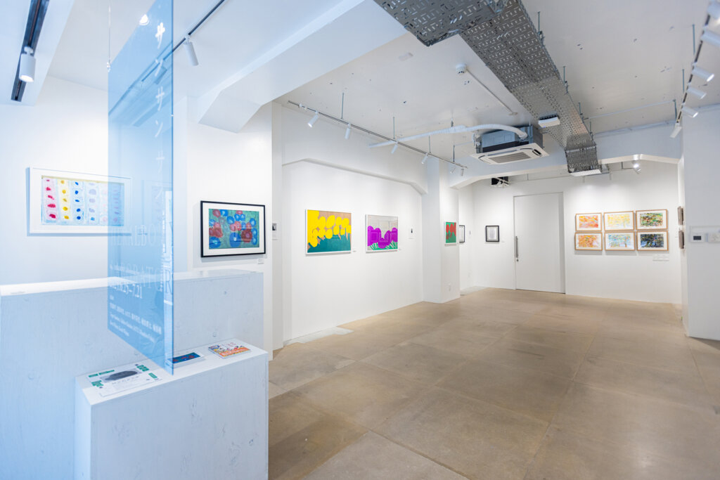 「眼に眼にマカフシギな宇宙」カミジョウミカ個展　会場風景