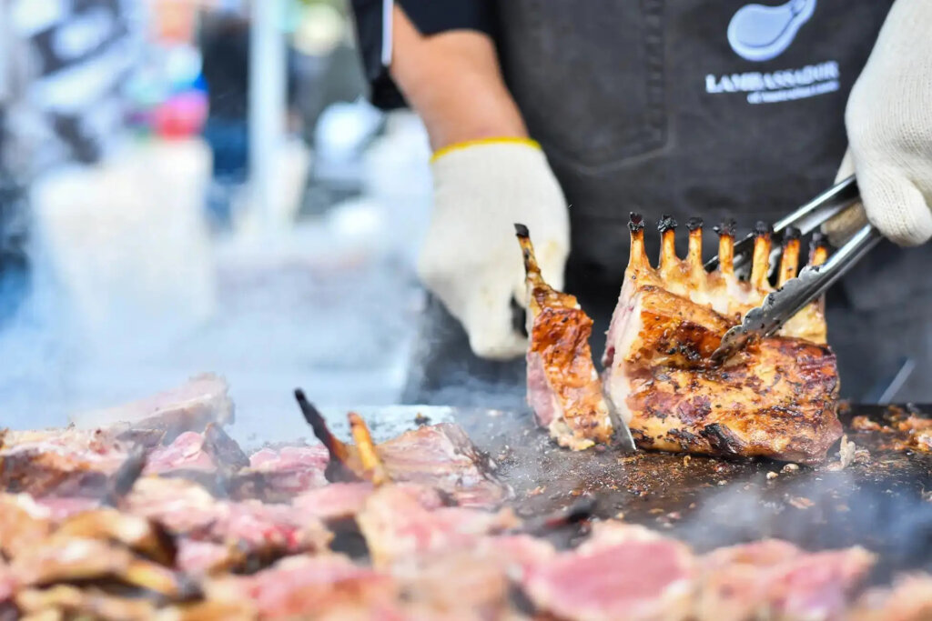 羊肉を焼く男