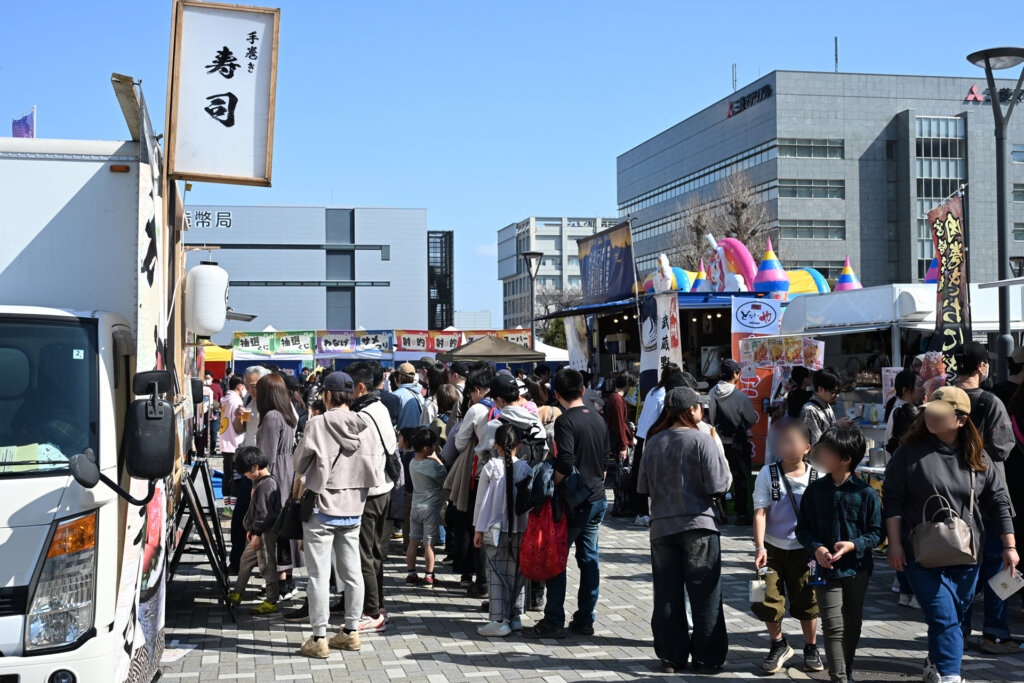 ブースに群がる人