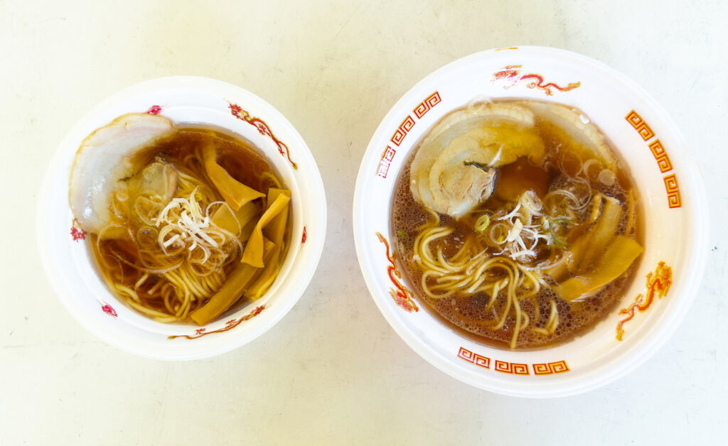 大小の量の違うラーメン