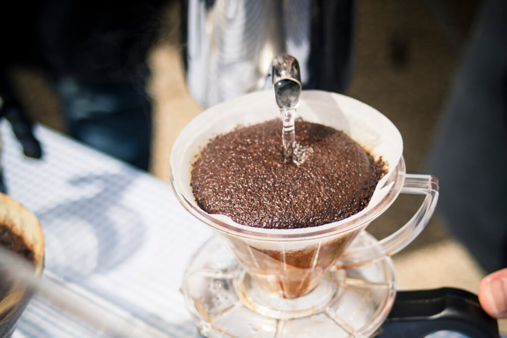 コーヒーを淹れる人