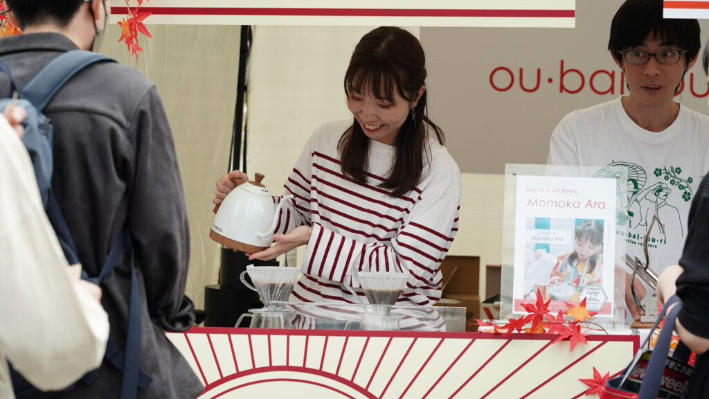 コーヒーを淹れる女性