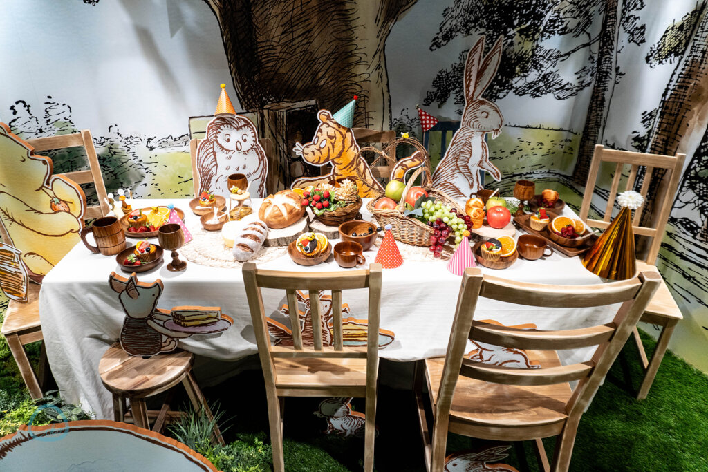 プーさんの「100エーカーの森」 テーブルで食事中