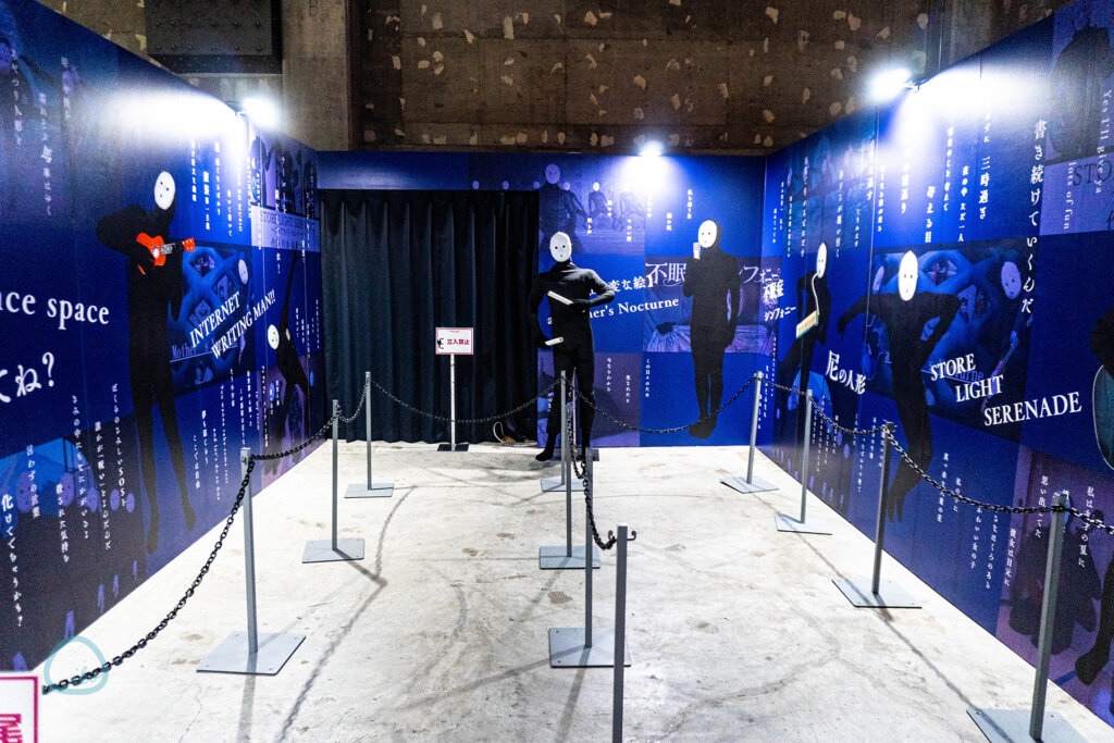 雨穴の変な世界展。 雨穴バンドステージ 待合所