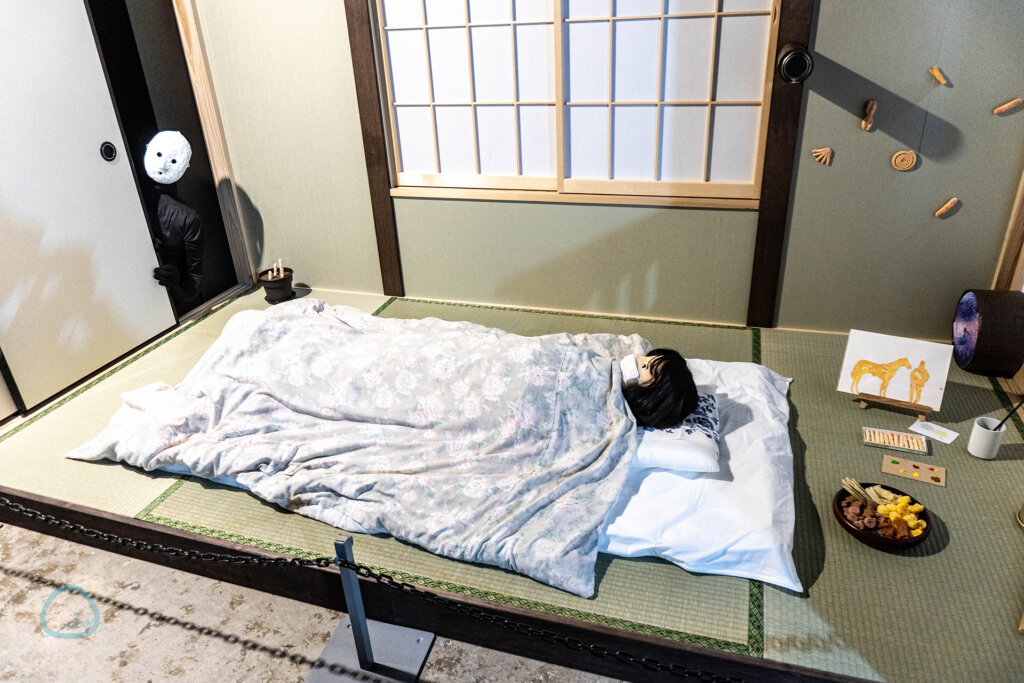 雨穴の変な世界展。 雨穴の和室で寝る女性